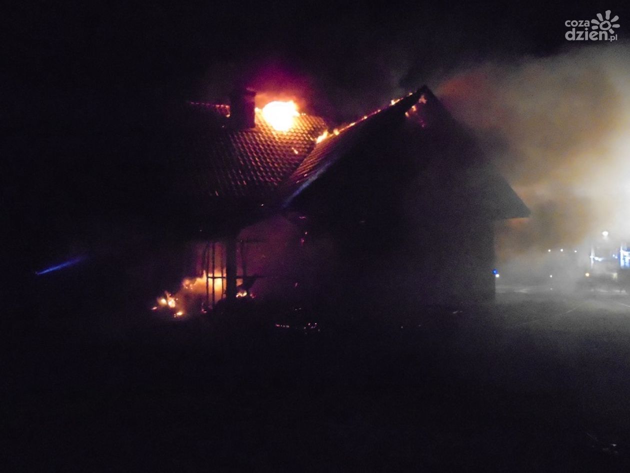 Nocny pożar w Strupicach - płonął dom