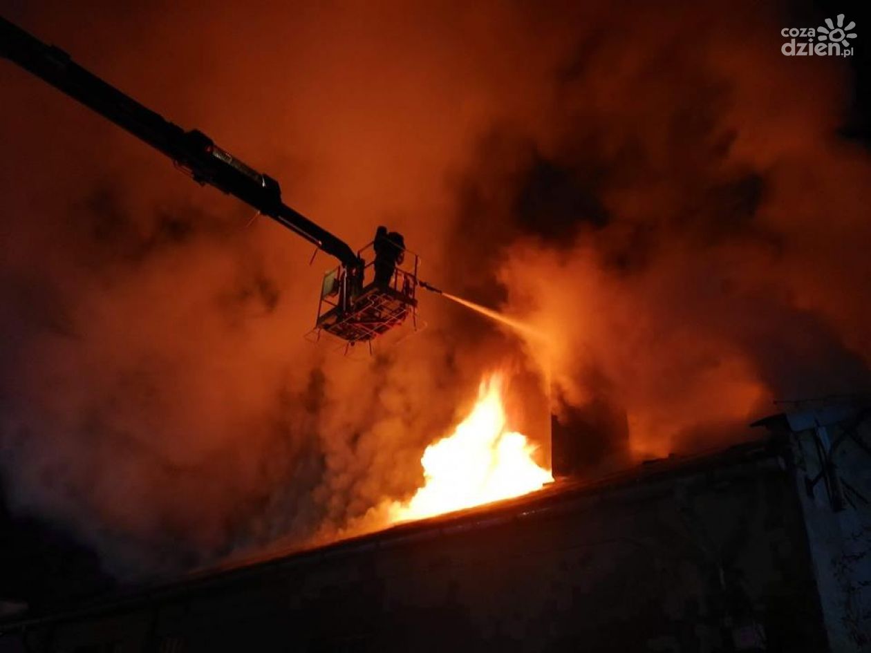 Nocny pożar - płonęły hale przy Starokunowskiej