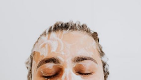 Oczyszczanie twarzy dla zajętych: szybkie i skuteczne metody