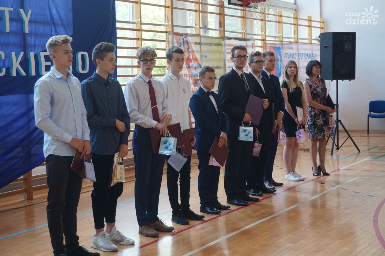 Ładne świadectwo, to i ładna nagroda od starosty