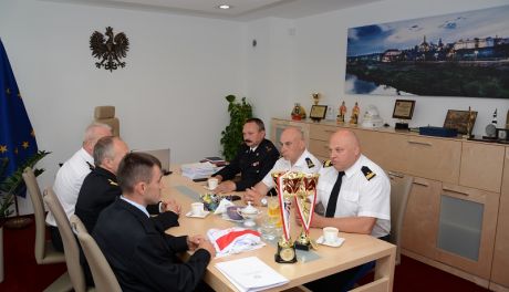 Strażak-kolarz z Ostrowca z nagrodą od komendanta wojewódzkiego