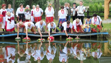 Śpiewy i tańce na "Okręglicy" w Bałtowie