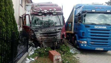Poważny wypadek - TIR wjechał w dom! Zobacz zdjęcia.