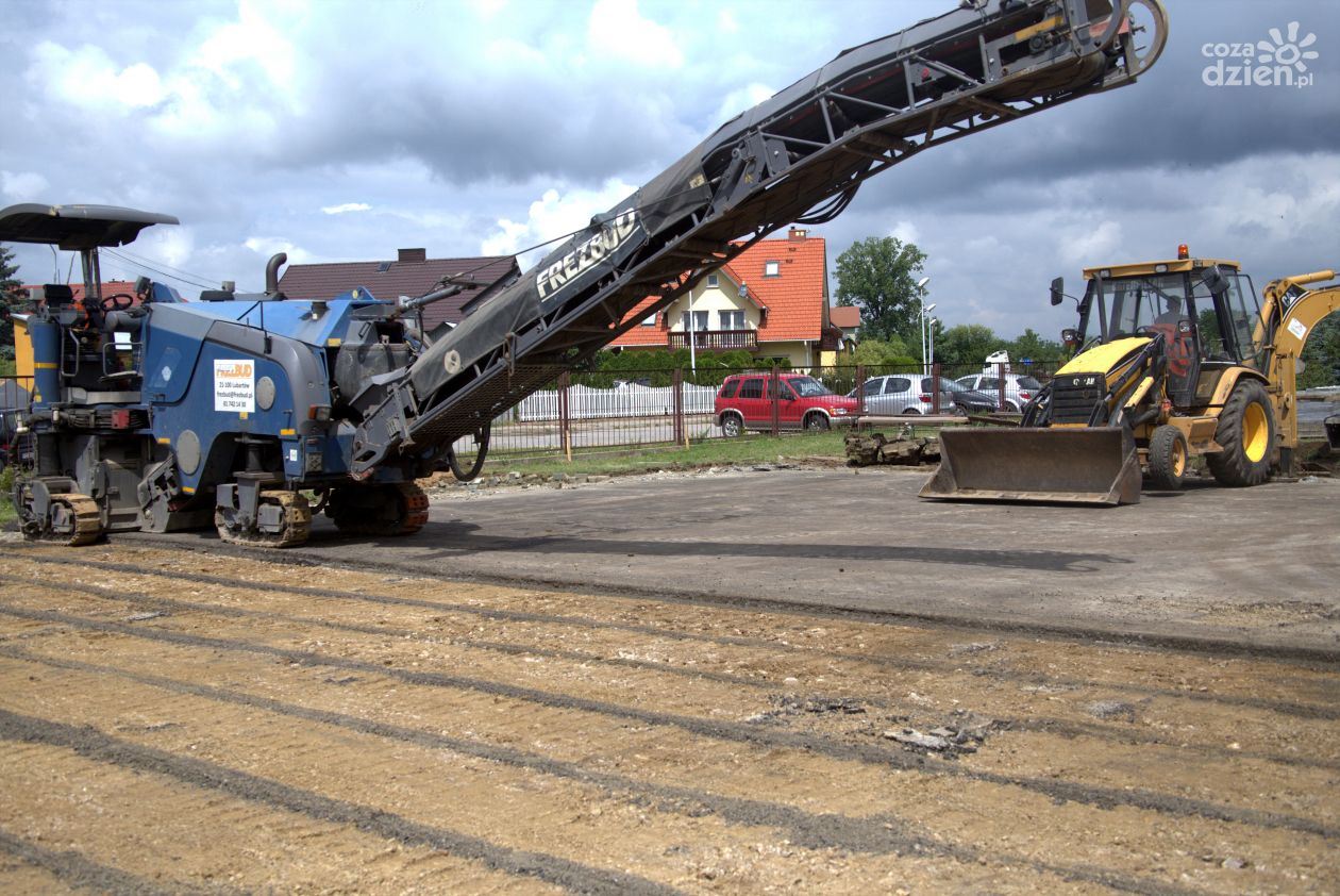 Przedszkola i szkoły w Ostrowcu pięknieją