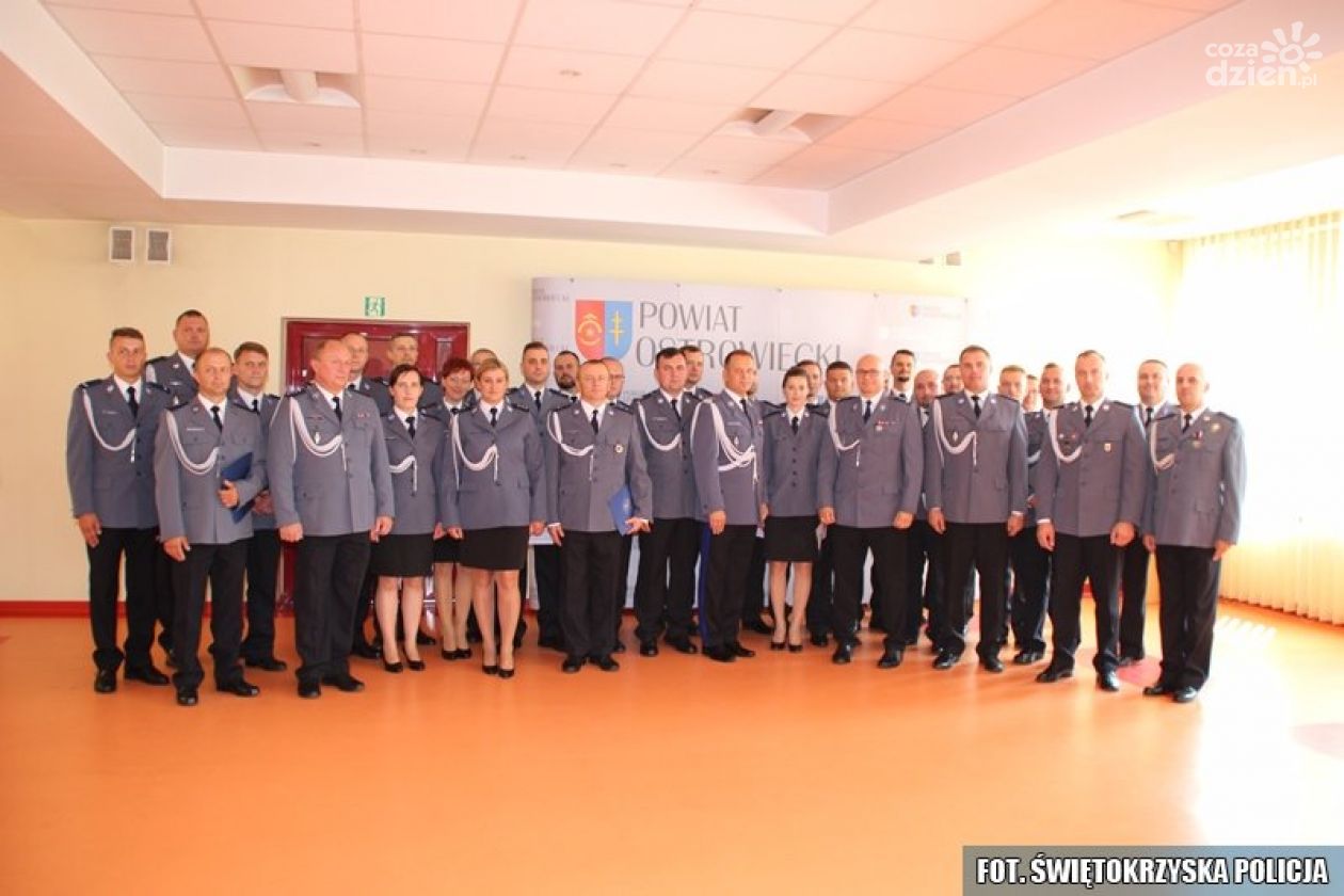 Zobacz, jak policjanci z Ostrowca świętowali awanse