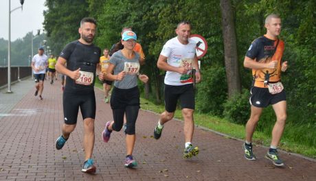 Biegali w strugach deszczu