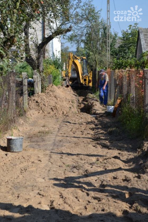 ĆMIELÓW - budują kolejne kilometry sieci kanalizacyjnej