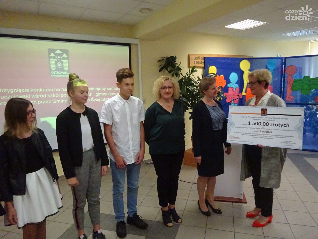 Nagrody dla młodych samorządnych ze szkół w Ostrowcu