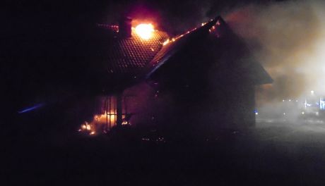 Nocny pożar w Strupicach - płonął dom