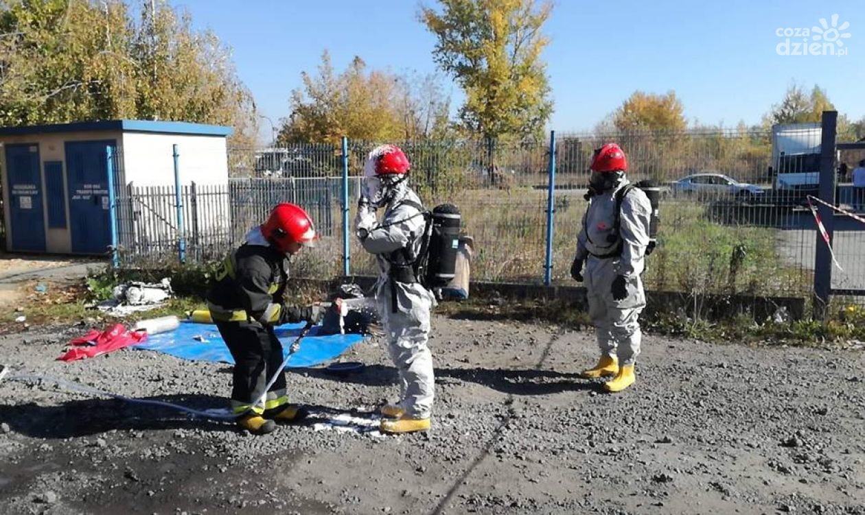 OSTROWIEC - odkopali butelki z groźną substancją 