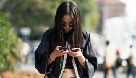 Zmarszczki od smartfona? Uważaj na efekt TECH NECK!