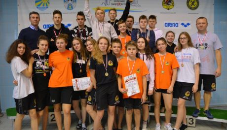 Pływacka sztafeta młodych