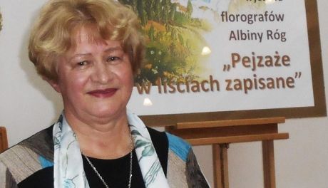 Obrazy liśćmi malowane na wystawie w Ćmielowie