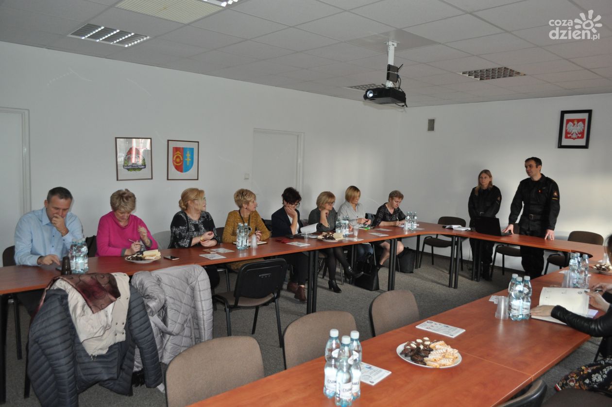 Strażacy z nauczycielami o czadzie