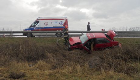 Uderzył w barierki i wylądował na polu