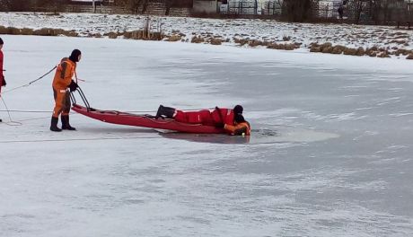 Strażacy ćwiczyli na lodzie