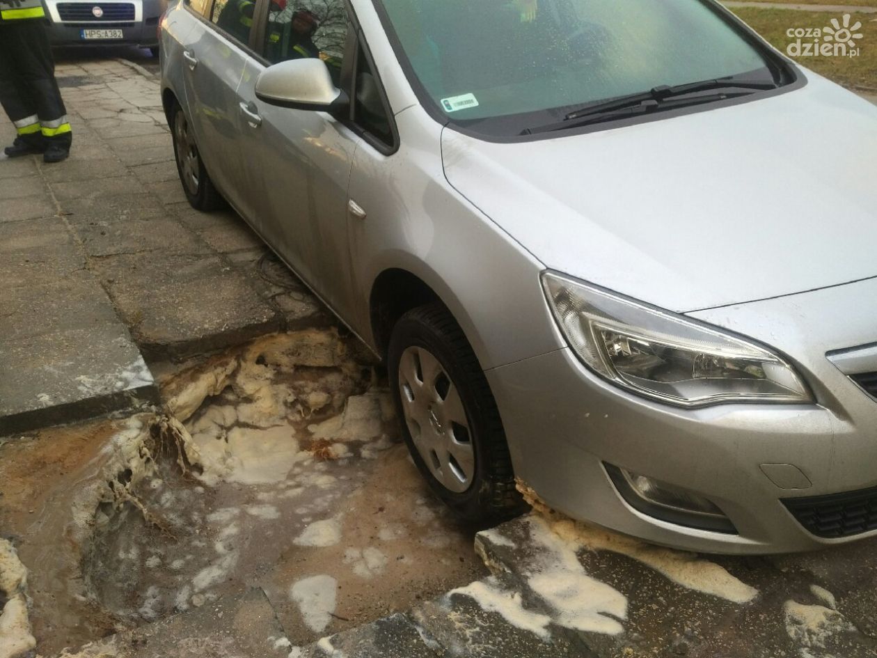 Opel uwięziony w... zapadniętym chodniku