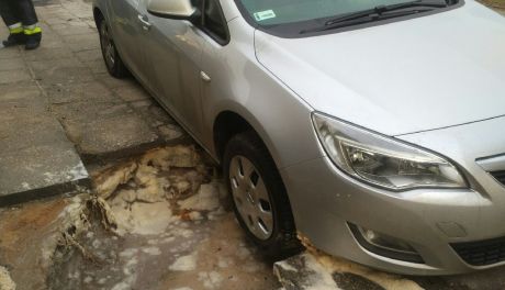 Opel uwięziony w... zapadniętym chodniku
