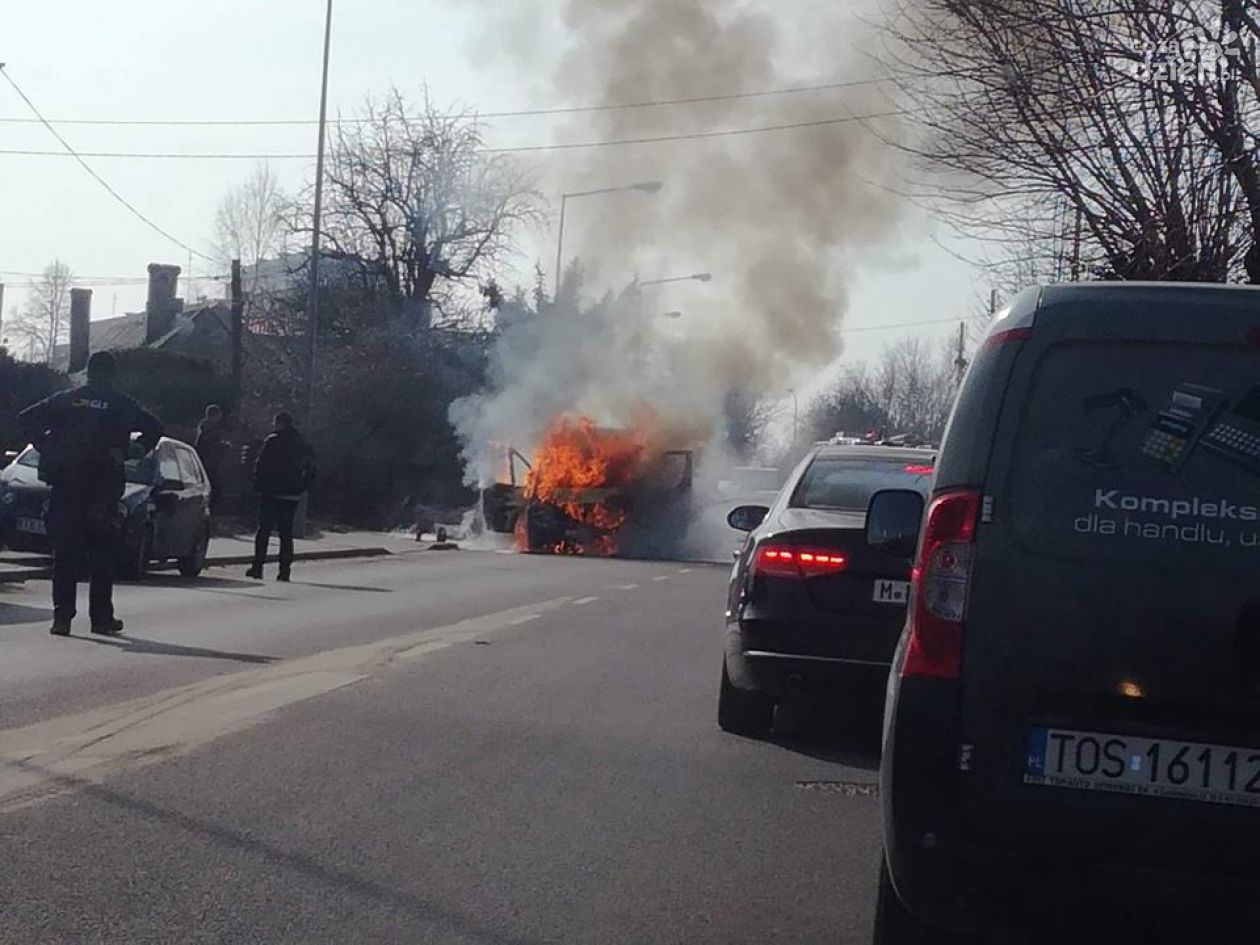 Na Siennieńskiej płonął bus z przesyłkami