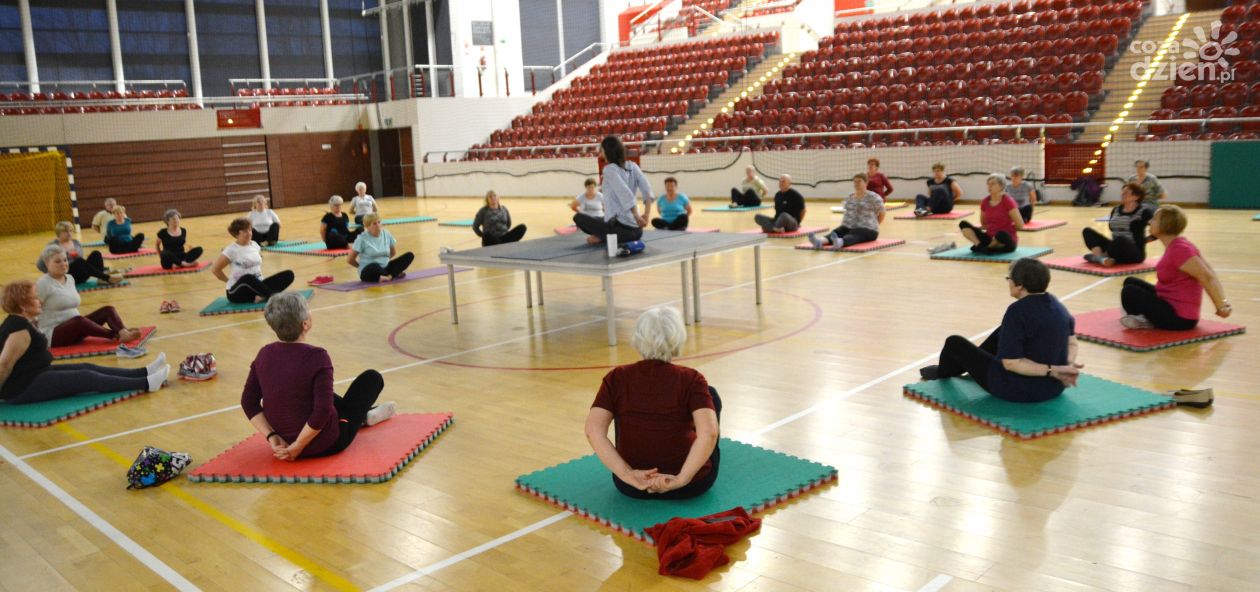 Aktywni seniorzy ćwiczą jogę 