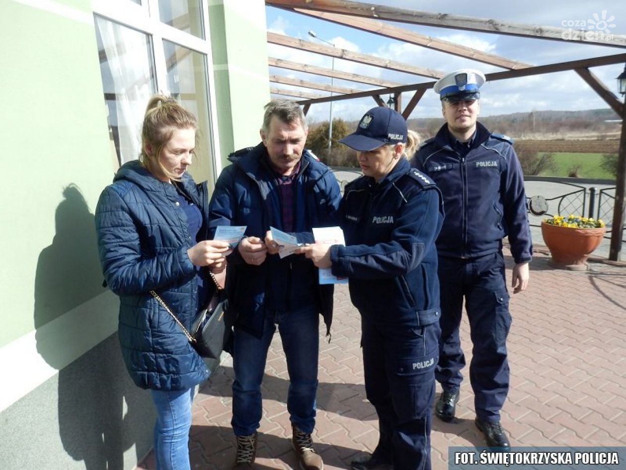 Policjanci rozdawali kamizelki i odblaski