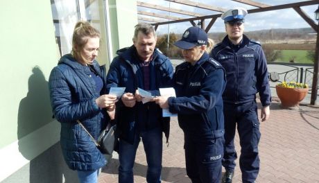 Policjanci rozdawali kamizelki i odblaski