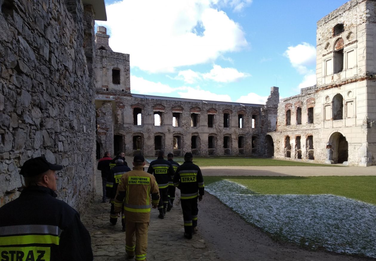 Strażacy ćwiczyli na zamku w Ujeździe