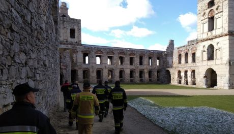 Strażacy ćwiczyli na zamku w Ujeździe