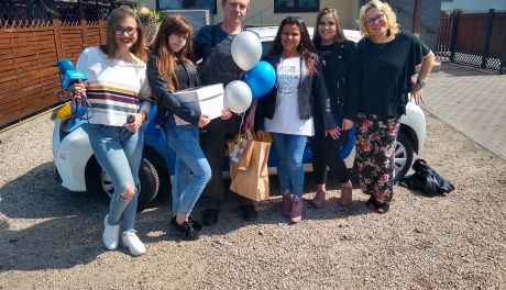 Pan Mariusz zaskoczony przez ekipę Rekordowej Niespodzianki