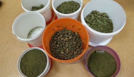 Kilogramy narkotyków i broń u 48-latka z Ostrowca