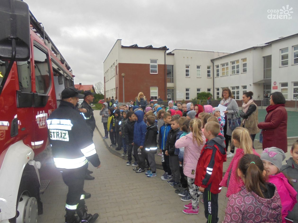 Strażacy odwiedzili uczniów szkoły w Bodzechowie