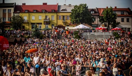 Zenek Martyniuk oraz tłumy ludzi na 1. urodzinach Radia Rekord w Ostrowcu Świętokrzyskim
