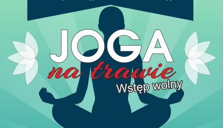 Joga na trawie dla seniorów