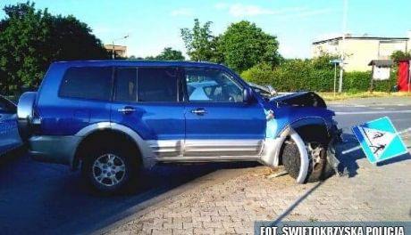 Pędził na "podwójnym gazie" uszkadzając inne auta