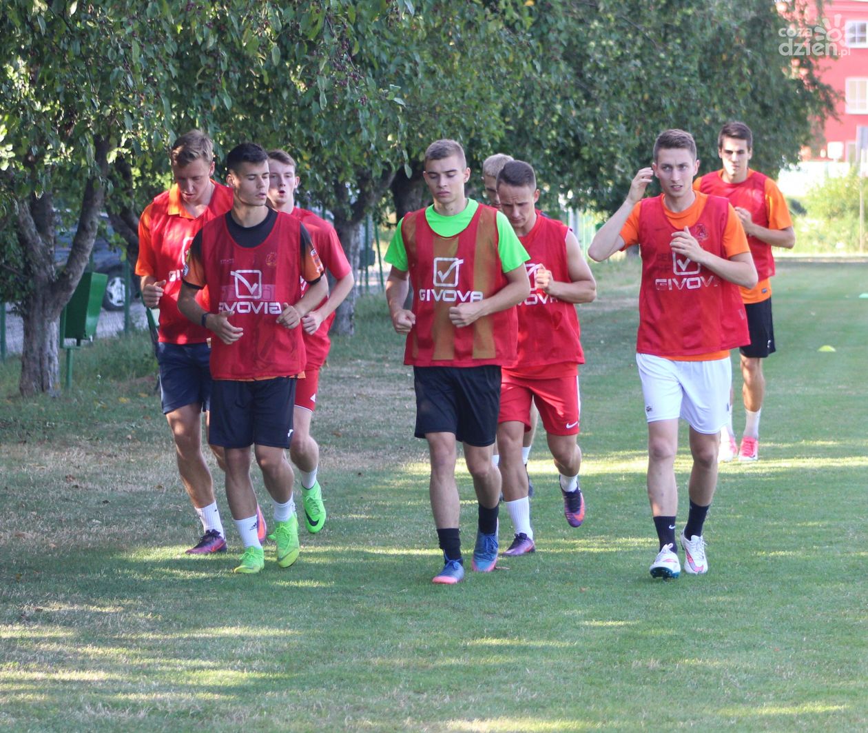 Prawie trzydziestu piłkarzy na pierwszym treningu - wraca Tomasz Persona