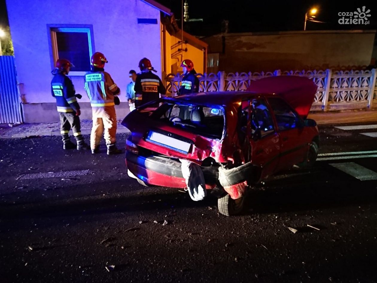 Nocny wypadek na Podstawiu - samochód uderzył w dom