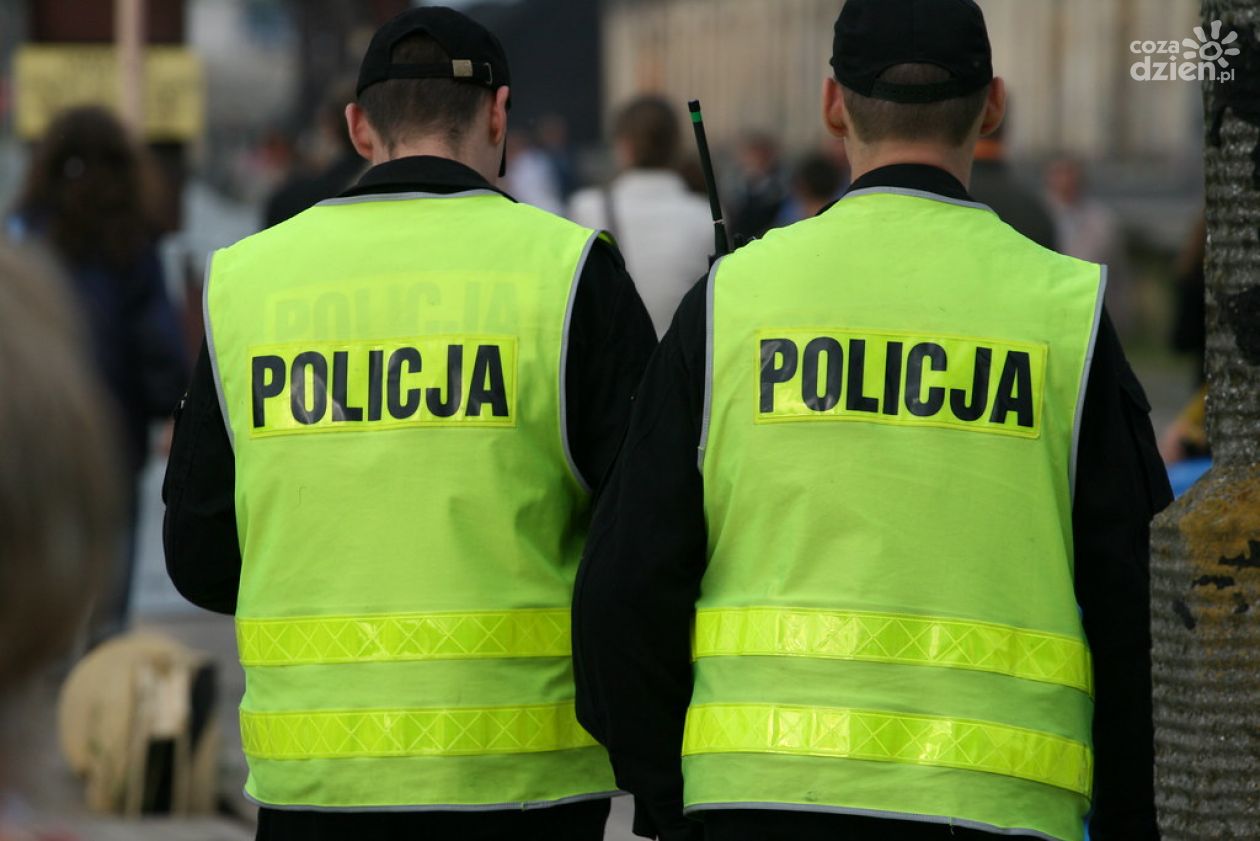 Młoda kobieta z dużą listą zarzutów