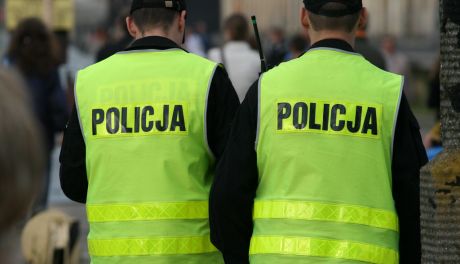 Młoda kobieta z dużą listą zarzutów