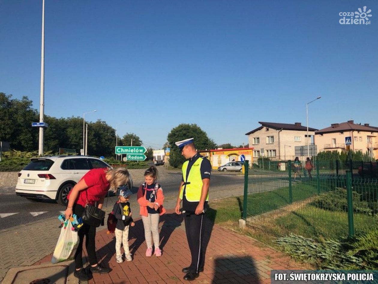 Policjanci czuwają nad bezpieczeństwem dzieci i młodzieży 