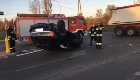 Stłuczka i dachowanie przy ul. 11-go Listopada