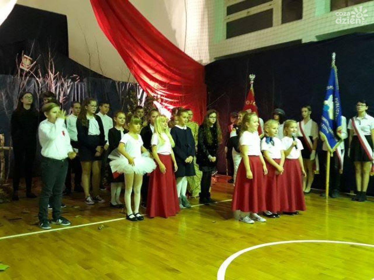 Wieczornicą patriotyczną uczcili Dzień Patrona szkoły