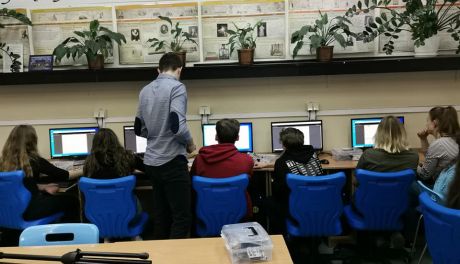 Uczniowie uczą się programowania 