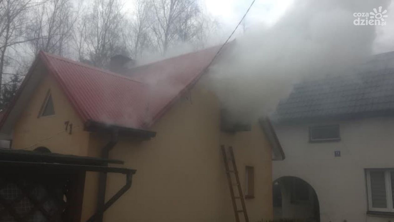 Plaga pożarów sadzy w kominach. Strażacy gaszą je codziennie