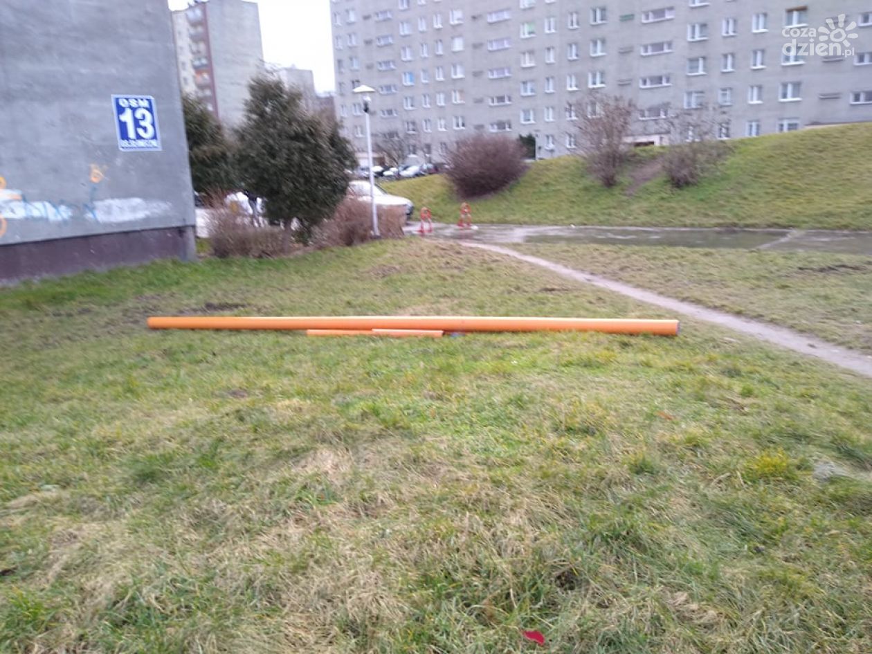 Niezabezpieczone rury w środku osiedla