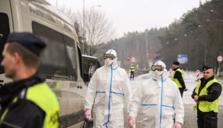 Policjanci sprawdzą czy osoby poddane kwarantannie są w domu 