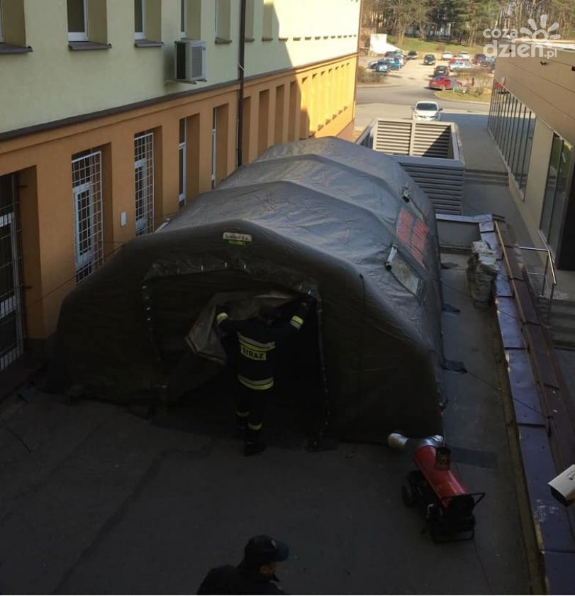 Dmuchają na zimne. Szpital ostrowiecki przygotował namiot śluzę