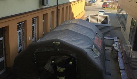 Dmuchają na zimne. Szpital ostrowiecki przygotował namiot śluzę