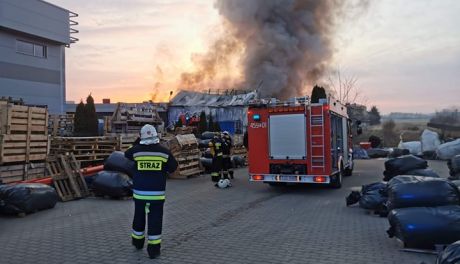 Duży pożar hali magazynowej. Sytuacja opanowana