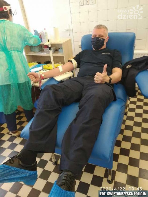 Mundurowi dzielą się płynem życia