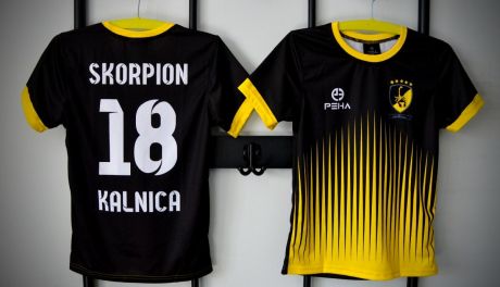 Stroje piłkarskie – jak przygotować profesjonalny komplet dla drużyny?